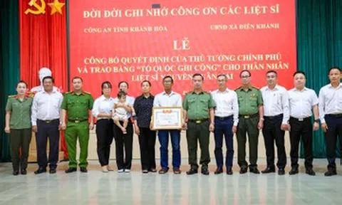 Trao bằng Tổ quốc ghi công Thiếu tá Nguyễn Xuân Hải tới thân nhân liệt sĩ