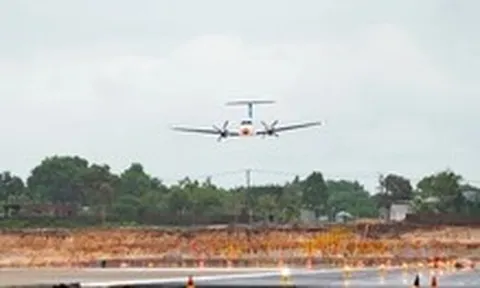 Sân bay Phú Quốc hoàn tất chuyến bay hiệu chuẩn đầu tiên trên đường băng số 2 giữa mưa lớn