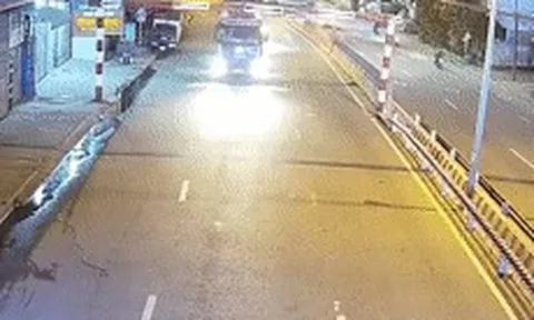 Liên tiếp 3 vụ xe ô tô tông sập khung bảo vệ cầu đường sắt ở Đồng Nai