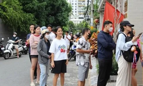 Người dân TPHCM xếp hàng dài, chờ mua sữa tuyết đang gây sốt mạng