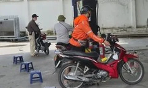 Khan hàng xăng dầu cục bộ: Giải mã nghi vấn của Cục trưởng ‘bán cầm chừng chờ tăng giá’?