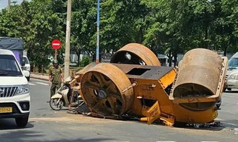 Xe lu hàng tấn rơi lật ngửa, người đàn ông bỏ xe máy, ôm bé trai 12 tuổi tháo chạy