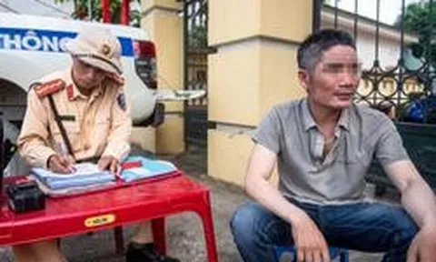 Bị phát hiện nồng độ cồn, tài xế nói 'không uống rượu bia, mặt đỏ do làm việc'