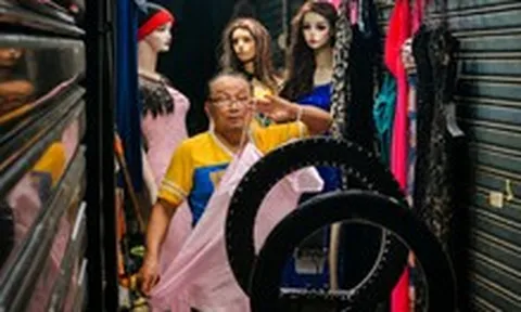 Ông chú U60 mặc đầm dạ hội, livestream chốt trăm đơn hằng đêm