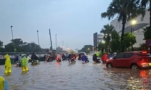 Mưa xối xả cuối giờ chiều ở Hà Nội, nhiều xe chết máy giữa đường ngập sâu