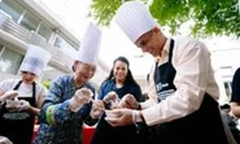 Khi các nhà ngoại giao ở TP.HCM có dịp 'ồ, à' với ẩm thực Việt