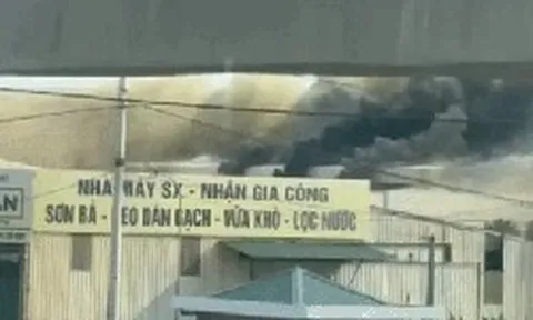 Hỏa hoạn lớn tại công ty nội thất ở Hà Nội gây hoảng loạn cho người dân