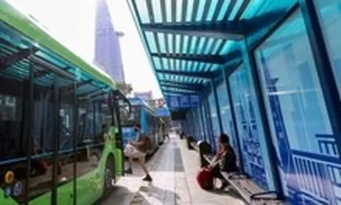 Giúp bạn đến tận trạm xe buýt nghe con, đừng bỏ bạn giữa đường