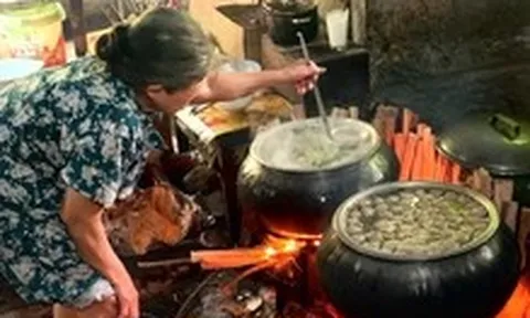 Bún bò bà Bê nấu củi hơn 60 năm, đến Huế mà chưa ghé thì quá thiệt thòi