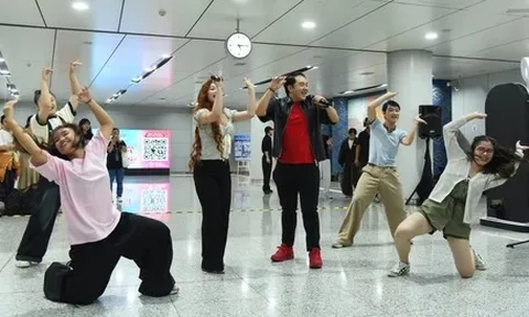 Ga metro Bến Thành thành sân khấu nhạc kịch, hành khách thích thú dừng xem