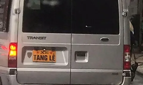 Tài xế dùng bảng 'xe tang lễ' để che biển số ô tô