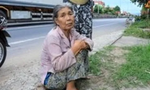 Nhà vừa sửa bị lửa thiêu rụi, mẹ già 76 tuổi nuôi con tâm thần mong được giúp dựng lại mái ấm