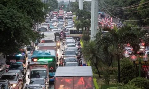 Hà Nội ùn tắc vào giờ tan tầm, nghìn người 'chôn chân' giữa mưa lớn