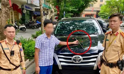 Kiểm tra ô tô đỗ sai quy định ở Hà Nội, phát hiện gậy 3 khúc, bình hơi cay