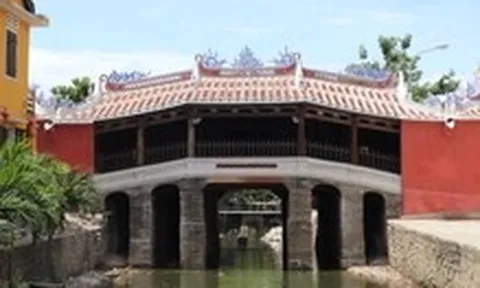 Chuyện ở Chùa Cầu: Muốn giữ gìn di sản, đừng chỉ treo biển cấm