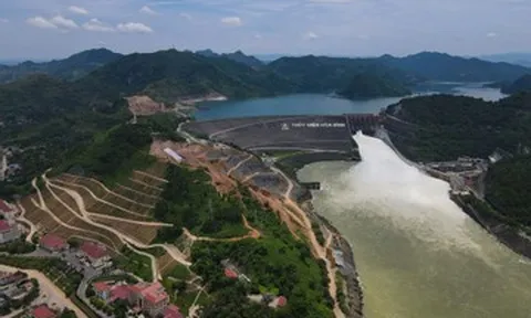 Mở cửa xả đáy hồ thủy điện Hòa Bình, cảnh báo vùng hạ du