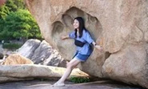 Kỳ lạ 'dấu bàn tay khổng lồ' trên tảng đá ở Hòn Chồng, Nha Trang thu hút du khách