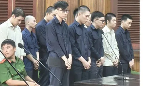 Bí mật bên trong thùng hàng chuyển phát nhanh của đôi nam nữ