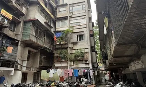 Chung cư ba mặt tiền hiếm có giữa phố cổ Hà Nội xuống cấp sau hơn 40 năm