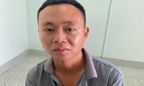 Khởi tố cha dượng bóp cổ, tát liên tiếp con riêng 3 tuổi của vợ