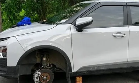 Ô tô bị tháo trộm 2 bánh trong đêm tại khu đô thị ở Hà Nội