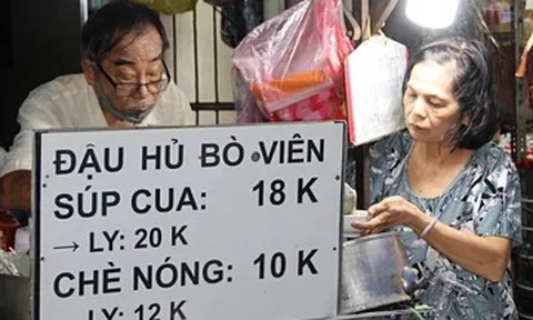 40 năm bán món ngon, giá rẻ, vợ chồng U70 ở TPHCM khiến khách xếp hàng mỗi chiều