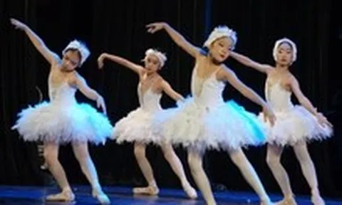 Phiên bản ballet ‘Hồ thiên nga’ với nhiều vũ công nhí