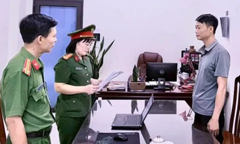 Khởi tố cai thầu để công nhân ngã cột điện tử vong