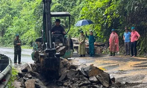 Mưa lớn, hàng nghìn m³ đất đá tràn xuống đèo Con Ó
