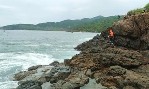 Vụ 4 người bị sóng cuốn ở Sơn Trà: Khẩn trương tìm 2 cô gái mất tích