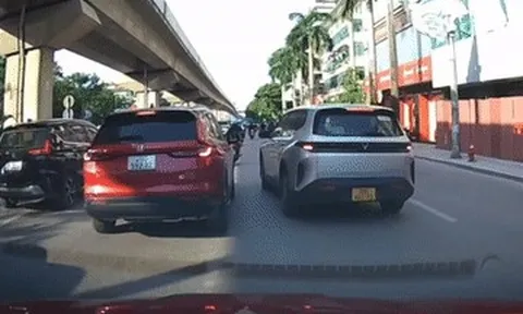 Clip ô tô và xe máy liên tục tạt đầu nhau ở Hà Nội, một xe bị hất văng