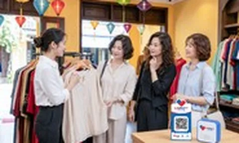 Du khách đến Việt Nam có thể quét VNPAY-QR thanh toán mà không cần đổi tiền