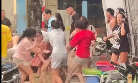 Nhóm người đánh hội đồng cô gái giữa phố Hà Nội, công an vào cuộc xác minh