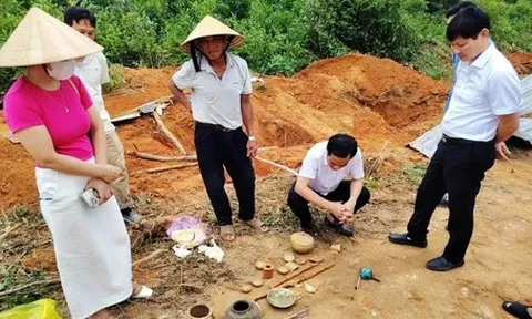 Xây hàng rào đụng mộ gạch cổ, khai quật thấy kiếm, chân đèn, tiền cổ
