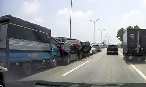 7 ô tô va chạm liên hoàn trên Quốc lộ 18, 2 xe biến dạng