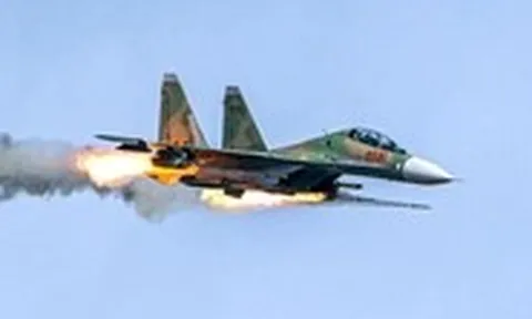 Xem tiêm kích Su-30MK2, Su-27, trực thăng Mi diễn tập bắn, ném bom đạn thật