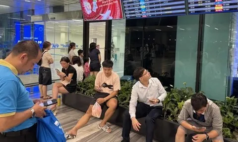 60 chuyến bay ảnh hưởng, nửa đêm hành khách mệt mỏi chờ đợi ở sân bay