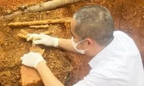 Cận cảnh khai quật mộ gạch cổ thấy kiếm, đồ gốm, tiền cổ