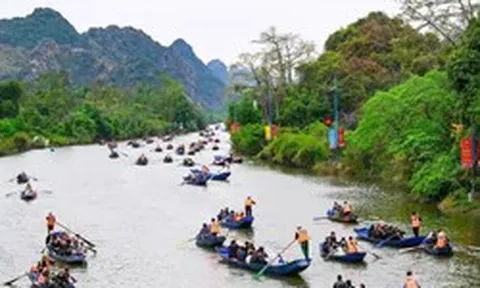 Nhiều người chèo đò chở khách ở Chùa Hương bị lừa 4,4 tỷ đồng xin cấp phép hoạt động