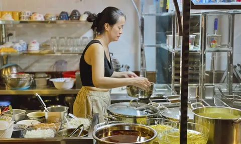 Quán chè Hoa ở TP.HCM quá tải sau bài đăng của Trấn Thành