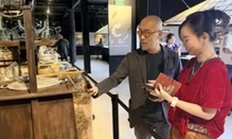 Mang hộ chiếu di sản thăm 3 bảo tàng, ăn một tô phở và nhận một phần quà