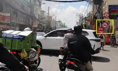Ngày đầu cấm ô tô trên đường Cách Mạng Tháng Tám ở TPHCM: Tài xế vội tạt vào hẻm