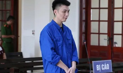 Người đàn ông định ném trẻ sơ sinh, cầm dao đâm nhiều nữ nhân viên y tế lĩnh án