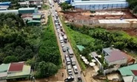 Mùa sầu riêng, quốc lộ 26 ở Đắk Lắk kẹt cứng vì container, xe tải