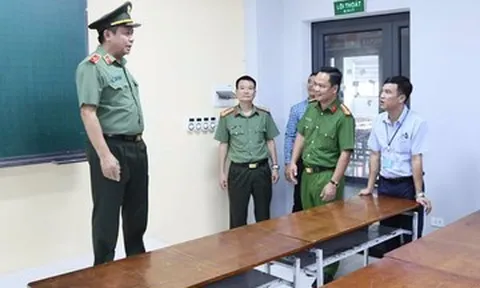 Thiếu tướng Công an Nguyễn Đức Thuận kiểm tra điểm thi lại ở Tuyên Quang