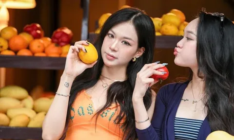 Xếp hàng chụp ảnh tại quán cà phê có sạp hoa quả ở Hà Nội