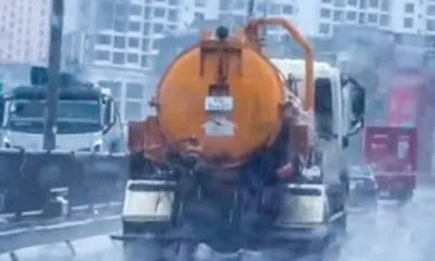 Xe bồn xả nước thải đen kịt xuống đường Vành đai 3, tài xế nói 'do sơ ý'