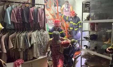 Hà Nội: 4 người kẹt trong đám cháy cửa hàng thời trang