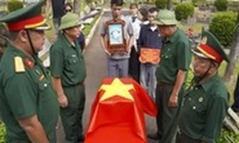 Sau 48 năm hi sinh, hài cốt liệt sĩ Đặng Doãn Ngọ được phủ Quốc kỳ, trở về quê nhà trên tàu Thống Nhất
