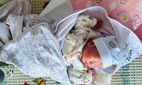 Bé gái sơ sinh bị bỏ rơi kèm bức thư viết tay 7 câu nghẹn lòng